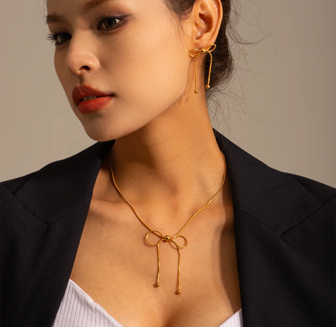 COQUETTE NECKLACE