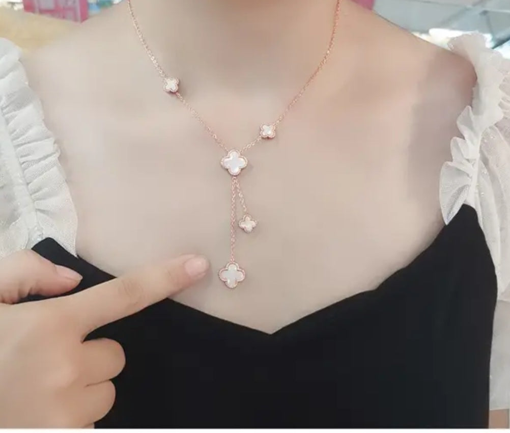 EMMA CLOVER NECKLACE(Red and black- white and black)